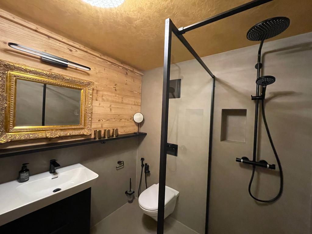 Ein modernes Badezimmer, das von dem Unternehmen HD Oberflächen gestrichen wurde