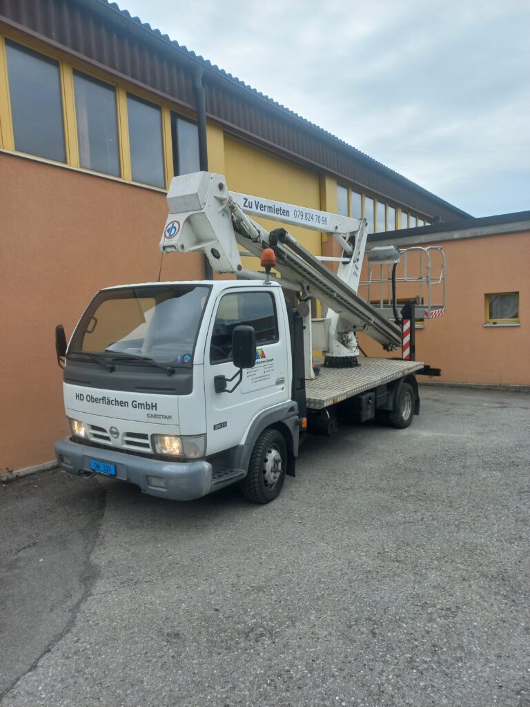 Fahrzeug mit mobiler Arbeitsbühne vor dem Gebäude der HD Oberflächen GmbH