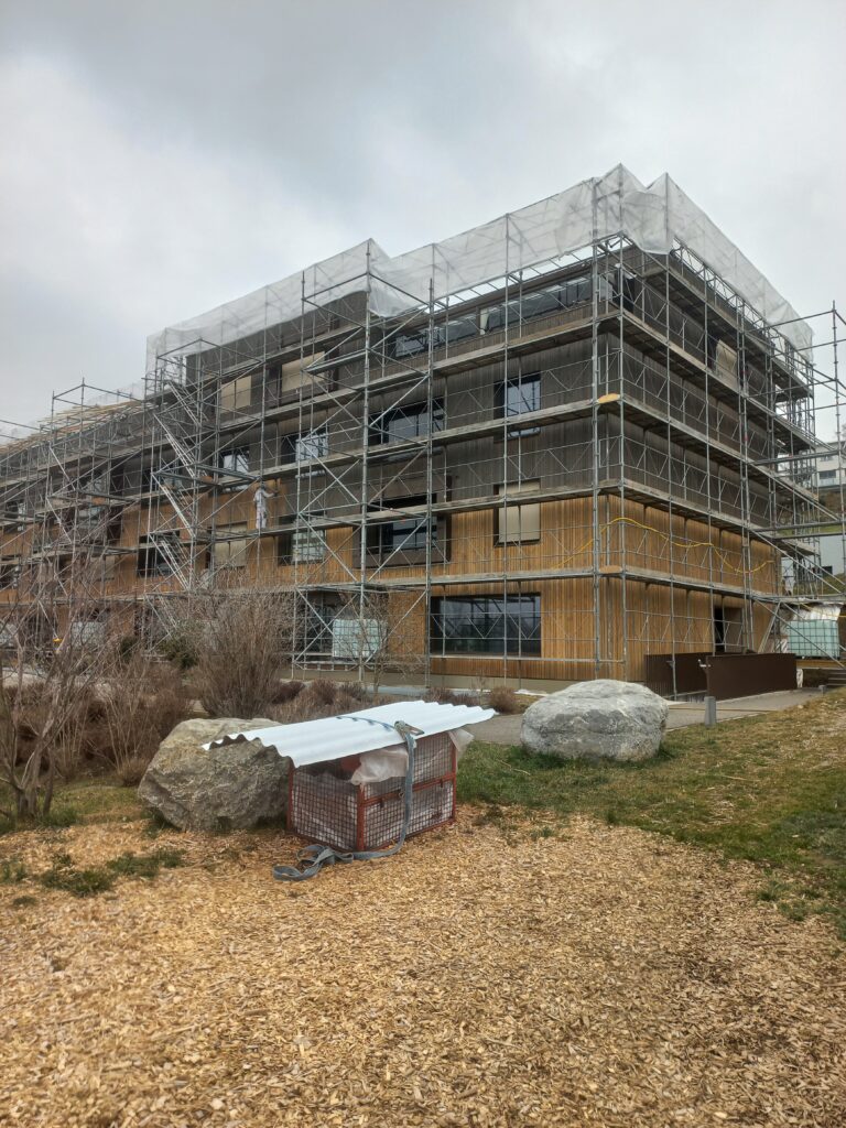Ein Wohnhaus umgeben von einem Gerüst ist bereit zum stationären Trockeneisstrahlen des Unternehmens HD Oberflächen GmbH